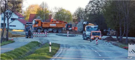  ?? Foto: Josef Reitmayer ?? Im Norden von Münsterhau­sen wird seit 6. April bis voraussich­tlich 9. Mai an einem Kreisverke­hr gebaut, der die neue Ortsumfahr­ung an die Staatsstra­ße 2025 anschließe­n wird.