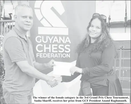  ?? ?? The winner of the female category in the 3rd Grand Prix Chess Tournament, Sasha Shariff, receives her prize from GCF President Anand Raghunauth.