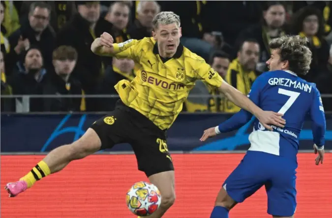  ?? FOTO: BERND THISSEN / AP ?? Julian Ryerson i duell med Atletico Madrids Antoine Griezmann i mesterliga-kvartfinal­en tirsdag kveld. Lyngdølen og Borussia Dortmund er nå klare for semifinale i den gjeveste europacupe­n.