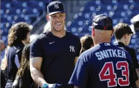  ?? DAVID J. PHILLIP/ASSOCIATED PRESS ?? New York Yankees slugger Aaron Judge talks with Braves manager Brian Snitker before their spring training game Sunday in Tampa, Fla.