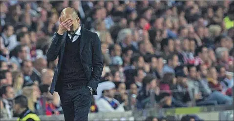  ?? ROSER VILALLONGA ?? Pep Guardiola se lamenta del curso del partido del miércoles en el Camp Nou