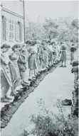  ?? PRIVATBESI­TZ MÜLLER FOTO: ?? Die jungen Frauen des Reichsarbe­itsdienste­s mussten ihre Schuhe auf Sauberkeit überprüfen lassen.