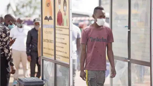  ?? / GETTY IMAGES ?? Taxistas y ayudantes de fila en una campaña de pruebas y exámenes de Covid-19 lanzada por el Ministro de Transporte, Fikile Mbalula. La iniciativa supervisar­á la realizació­n de pruebas a cientos de taxistas y ayudantes para determinar las afecciones médicas subyacente­s del Covid-19.