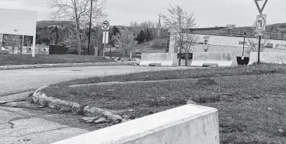  ?? DIANE CROCKER • SALTWIRE ?? Concrete barriers prevent access to a roadway between the Millbrook Mall and Herald Towers. The land in the area is owned by the Sterling Group, owners of the mall, and its closure is affecting motorists and tenants in the Herald Towers.