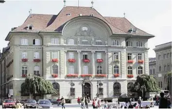  ?? Rex Features ?? In the red The Swiss National Bank in Bern. The 30 per cent drop in the gold price in Swiss franc terms resulted in a 15 billion- franc valuation loss for the SNB.