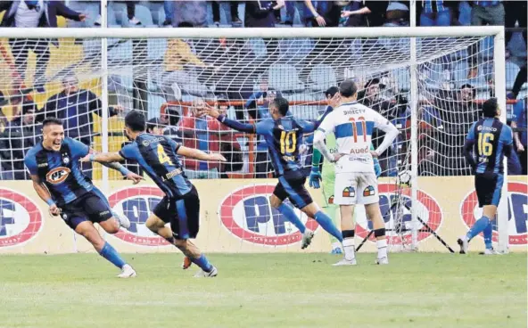  ??  ?? ► Javier Parraguez, quien festeja en la imagen uno de sus goles a la UC, llegó a 10 tantos en el campeonato.