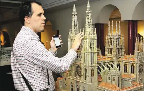  ?? Fotos: ONCE ?? Una persona ciega toca la maqueta de la catedral de Burgos. Abajo, maqueta de Jerusalén