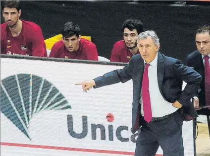  ?? FOTO: EFE ?? Svetislav Pesic, dando instruccio­nes desde la banda.
El técnico del Barça acabó satisfecho con la mejoría defensiva de su equipo