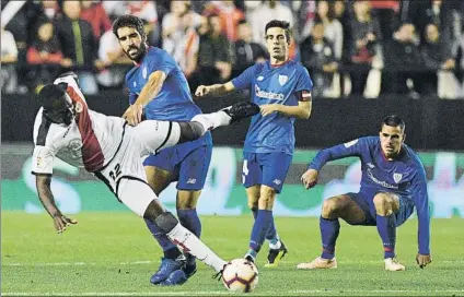  ?? FOTO: FOTO: J.A. SIRVENT ?? Giannelli Imbula y Raúl García pugnan por el balón durante un lance del partido disputado ayer en el Estadio de Vallecas