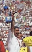  ?? MICHAEL CAULFIELD, AP ?? Coach Tony DiCicco hoists the World Cup trophy his U.S. women’s team won in 1999.