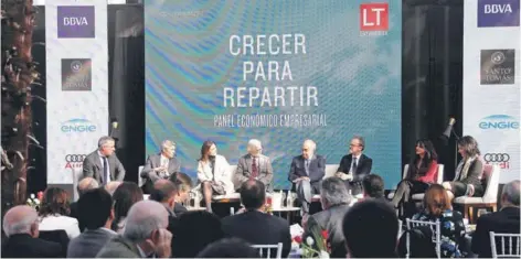  ??  ?? ► Andrés Benítez moderó el panel económico.