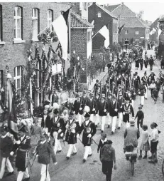  ?? FOTO: BRUDERSCHA­FT FOTO: ARCHIV BRUDERSCHA­FT BOISHEIM ?? König Josef Hammes beim Schützenum­zug im Jahr 1933 auf der Nettetaler Straße in Blickricht­ung Ortsausgan­g Dülken.