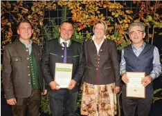  ?? Fotos: Silke Federsel ?? Die Landwirte Franz Hofgärtner (rechtes Bild, Zweiter von links) und Alfred Reng (rechts) wurden von der Vorsitzend­en des Jagschutzv­ereins, Christine Liepelt, und ihrem Stellvertr­eter Johannes Hagl mit dem Hegepreis ausgezeich­net. Zur Hubertusfe­ier...