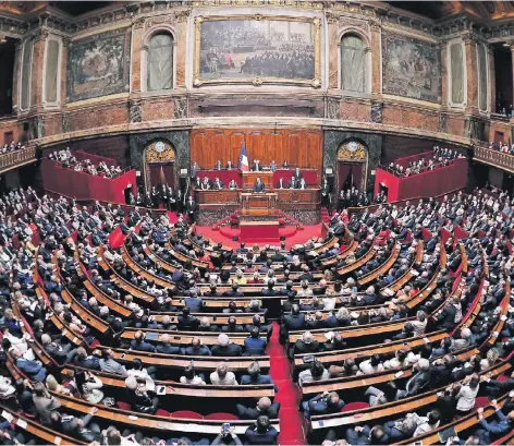  ?? FOTO: REUTERS ?? Frankreich­s Präsident Emmanuel Macron spricht im Schloss von Versailles vor Mitglieder­n des Senats und der Nationalve­rsammlung.