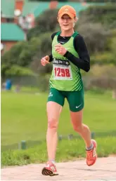  ??  ?? Melissa van Rensburg (Nedbank) flink op pad na haar oorwinning in die halfmarath­on (21.1 km).