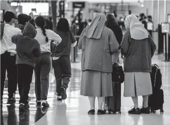  ?? Photos by William Luther/staff photograph­er ?? The Wednesday before Thanksgivi­ng is traditiona­lly the busiest travel day, though processing at the TSA checkpoint appeared to run smoothly at the San Antonio airport.