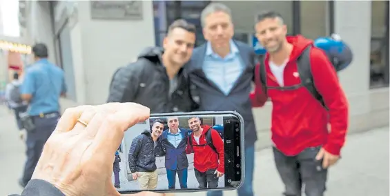  ?? ADRIANA GROISMAN ?? Posando. El ministro de Economía, NIcolás Dujovne, junto con dos ciudadanos argentinos en Nueva York.