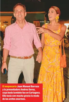  ??  ?? El empresario Juan Manuel Barraza y la presentado­ra Andrea Serna, cuya boda también fue en Cartagena. Ella lucía con mucha gracia la moda de los aretes enormes.