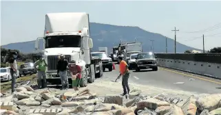  ?? /JOSÉ SALAS ?? La carga quedó obstruyend­o por varios minutos la vialidad