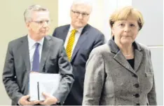  ?? Foto: Sören Stache, dpa ?? Die Minister Thomas de Maizière und Frank-Walter Steinmeier mit der Kanzlerin. Wer steht wofür in der Außenpolit­ik?
