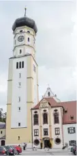  ??  ?? Der Turm der Pfarrkirch­e ist mit einer Höhe von 72 Metern weithin sichtbar.