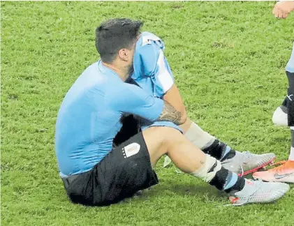  ??  ?? Final. Luis Suárez oculta las lágrimas de la tristeza. El arquero Gallese le atajó el primer penal de la serie.