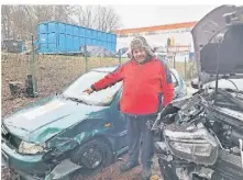  ?? FOTOS: MOLL, FUNKE ?? Merkez Abazar neben seinem verunfallt­en Polo. Das Auto ist ein wirtschaft­licher Totalschad­en.