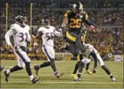  ?? DON WRIGHT - THE ASSOCIATED PRESS ?? FILE - In this Dec. 25, 2016, file photo, Pittsburgh Steelers running back Le’Veon Bell (26) leaps into the end zone ahead of Baltimore Ravens strong safety Eric Weddle (32) for a touchdown during the second half of an NFL football game in Pittsburgh....