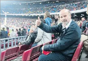  ?? MANEL MONTILLA ?? Pasman, en una visita al Camp Nou en el 2012