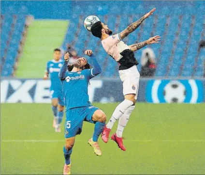  ?? FOTO: EFE ?? Cucurella y Pipa, pugnando por un balón aéreo durante lo que fue un duelo disputado en el que por momentos llovió