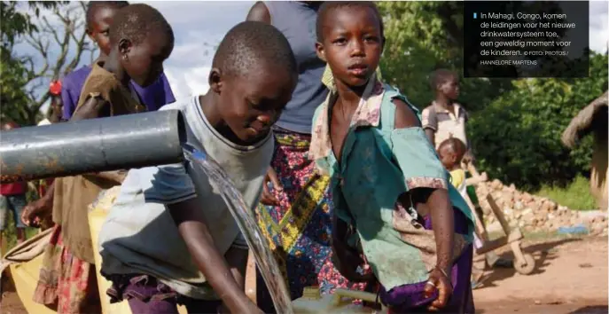  ?? © FOTO: PROTOS / HANNELORE MARTENS ?? In Mahagi, Congo, komen de leidingen voor het nieuwe drinkwater­systeem toe, een geweldig moment voor de kinderen.