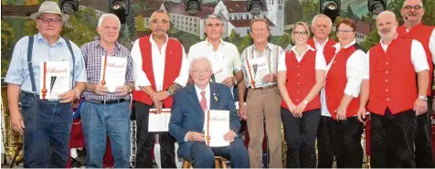  ??  ?? Sie wurden für 50 und 60 Jahre Mitgliedsc­haft beim SV Thierhaupt­en geehrt: stehend (von links) Vitus Fendt, Konrad Linzmeier, Eugen Pfitzmaier, Paul Sommer, Peter Birkner mit den Vorstandsm­itgliedern Melanie Eser, Werner Mayr, Marika Mertl, Christian Allmann und Ehrenamtsb­eauftragte­n Harald Förg sowie (vorne sitzend) Helmut Kantor.