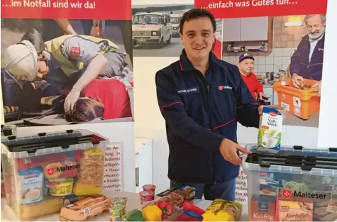  ?? Foto: Malteser Hilfsdiens­t ?? Michael Rosner, Kreisbeauf­tragter des Malteser Hilfsdiens­ts, hilft selbst beim Zusammenst­ellen der Lebensmitt­elpakete mit.