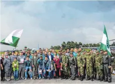  ?? FOTO: JOAQUIN SARMIENTO ?? Mitglieder des brasiliani­schen Fußballtea­ms Chapecoens­e bei der Ankunft am Flughafen in Rionegro in der Nähe von Medellín.