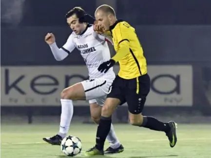  ?? FOTO SMB ?? Dimitri Hairemans aan de bal tegen Oosterzone­n. De flankaanva­ller is aan zijn laatste weken bezig op ’t Rooi.