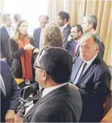  ??  ?? ► Ayer, Schmidt se reunió con representa­ntes de las empresas de Quintero y Puchuncaví.