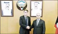  ?? KUNA photo ?? Ambassador Al-Ghunaim with UNRWA Acting Deputy Commission­er-General
Saunders.