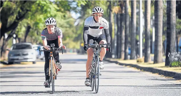  ?? (RAMIRO PEREYRA) ?? Por las calles del sur. Guadalupe y Rodrigo viven en barrio Jardín y se entrenan en el sur de la ciudad. A diario nadan y corren, pero la bici queda para días puntuales.