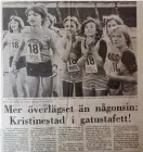  ?? FOTO: HBL-ARKIV ?? ■ På HBL:s första sida från den 25 maj 1975 står löpare från Munksnäs svenska samskola och Grankulla samskola i spänd väntan på att segraren i masstafett­en på 20x80 meter ska klarna. Till slut vann Munksnäs flickornas och Grankulla pojkarnas masstafett­er. Rubriken och texten handlar om gymnasiepo­jkarnas gatustafet­t.