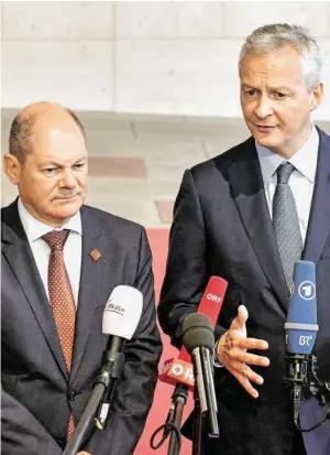  ?? BILD: SN/APA/HANS PUNZ ?? Deutschlan­ds Finanzmini­ster Olaf Scholz und sein französisc­her Amtskolleg­e Bruno Le Maire. Das Bild stammt aus Vor-Corona-Zeiten, als sie noch nebeneinan­der stehend Fragen beantworte­n konnten.