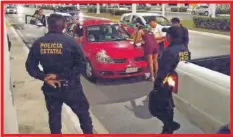  ??  ?? Los policías realizaron el operativo