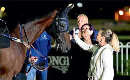 ?? GETTY IMAGES ?? Winx does a meet and greet with some of her owners after a trackwork session at Rosehill on Thursday.