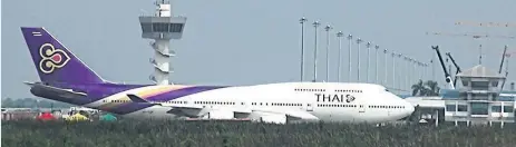  ?? SUTTHIWIT CHAYUTWORA­KAN ?? The western runway of Suvarnabhu­mi airport was closed until yesterday afternoon after a Thai Airways Internatio­nal Boeing 747-400 skidded off it while landing during a heavy downpour on Monday night.