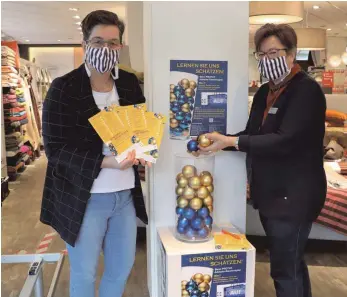  ?? FOTO: BETTINA FILLINGER ?? Ute Haller und Anja Ruf (von links) präsentier­en im Bettenhaus Manz das Weihnachts­kugeln-Schätzspie­l des Handels- und Gewerbever­eins ProTUT. Das Schätzspie­l ist eine von mehreren Aktionen, die die Tuttlinger im Advent in die Innenstadt locken sollen.