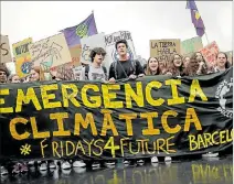  ?? PAU BARRENA / AFP ?? Barcelona. Jóvenes activistas del clima en España se unieron a la protesta.