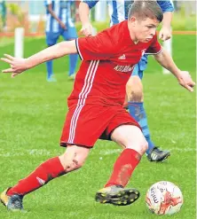  ??  ?? Kevin Milne, left, and Derryn Kesson in action during Broughty’s defeat to Penicuik at Whitton Park.