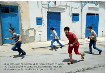  ??  ?? Si l’identité arabo-musulmane de la Tunisie est mise en avant, il ne faut pas oublier les autres fois, notamment le judaïsme (ici, dans une rue de Hara Kebira, à Djerba, en 2016).