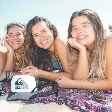  ?? Picture: MIKE BATTERHAM ?? Enjoying yesterday’s beach weather at Kirra were students Ligia Penna, Daniela Hille and Bessie Sato at Kirra.