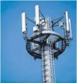  ?? FOTO: DPA ?? Mast mit verschiede­nen Antennen von Mobilfunka­nbietern: Telekom, Telefónica und Vodafone wollen ihre Kräfte bündeln.