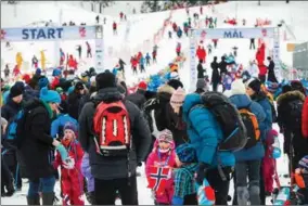  ??  ?? Det var folkefest i Holmenkoll­en i går med tusenvis av skiglade barn.
Sport side 18–21